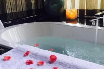 杭州富阳水疗池中的失重冥想：当身体学会漂浮